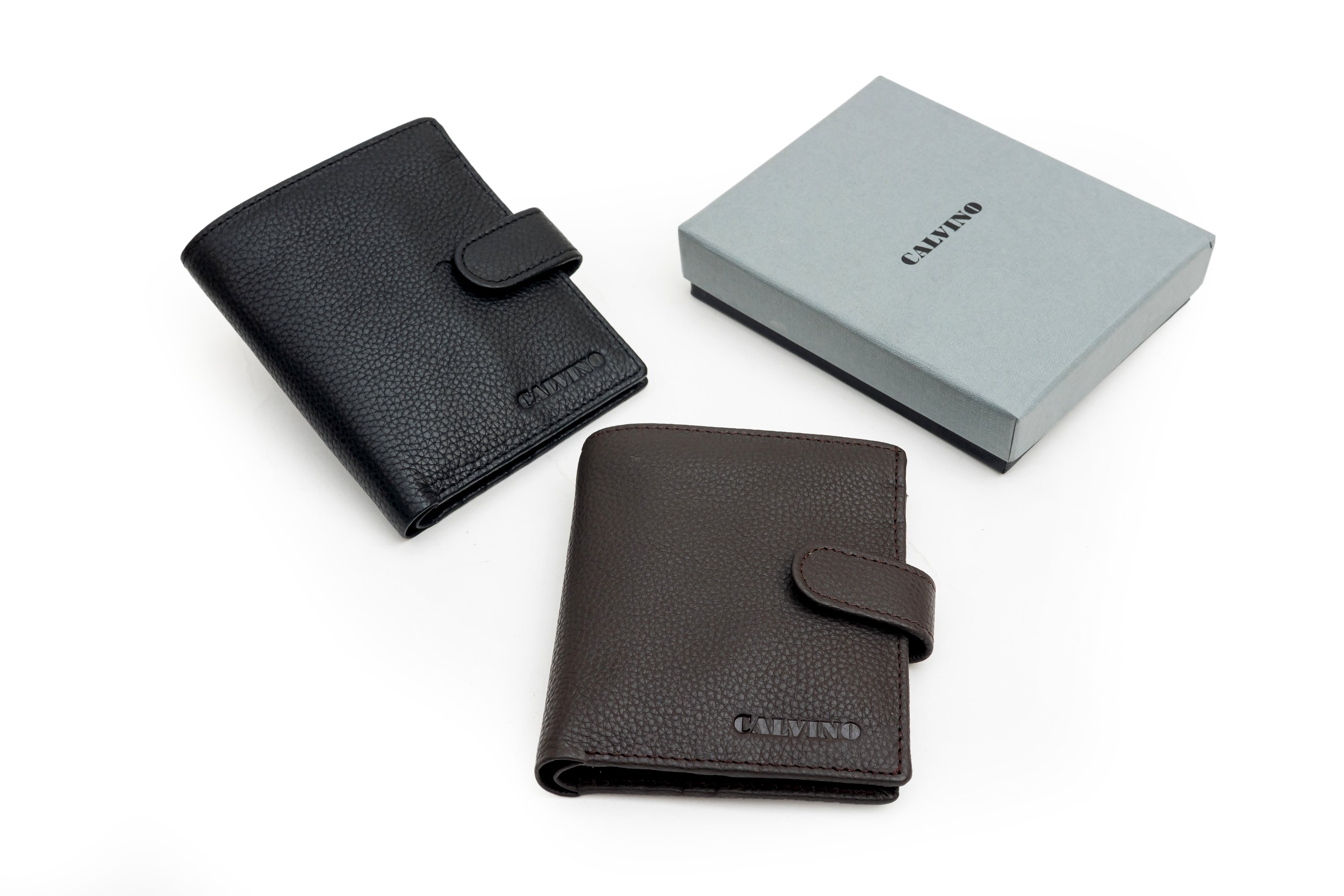 Corporate gifting for men, credit card wallet with a loop closure packed in a gift box.
